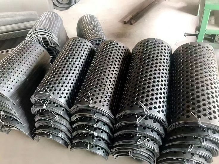 Peça metálica perfurada para máquina agrícola