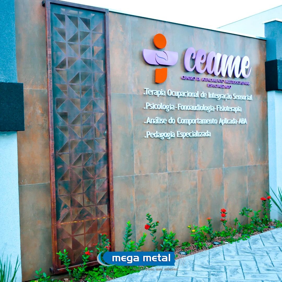 Fachada comercial com painel metálico cortado a laser