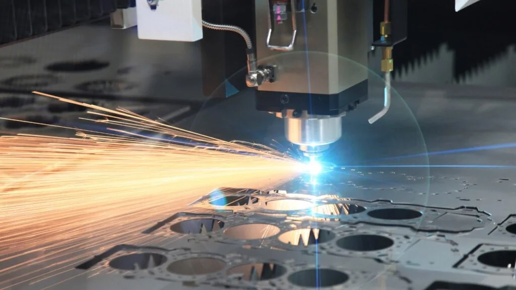 Máquina realizando corte a laser de alta precisão em chapa metálica